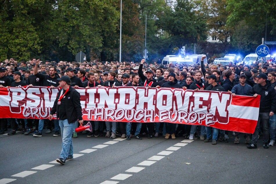 Mit einem Banner und Fangesängen zogen die Niederländer durch Leipzig.