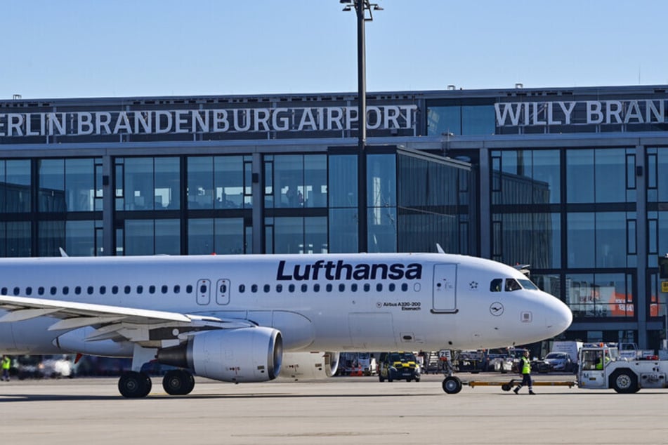 Laut einem Medienbericht ist das Cockpit einer Lufthansa-Maschine betroffen. (Archivbild)