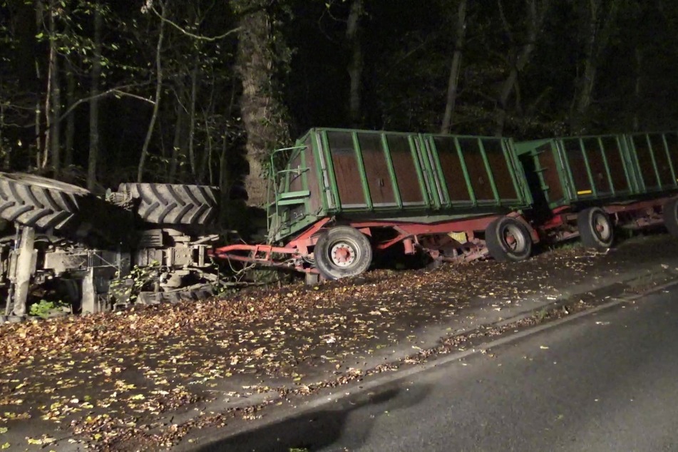 Der Traktor kippte um. Dabei wurde der Fahrer (71) verletzt.