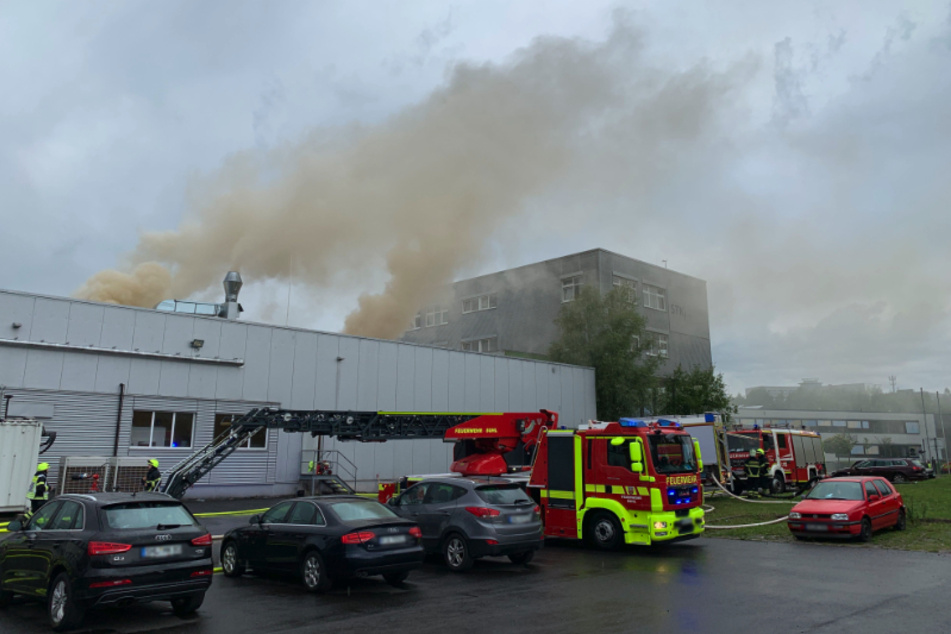 In Suhl brannte es am Samstagmorgen in einem Firmengebäude. Ein Großaufgebot der Feuerwehr war vor Ort.