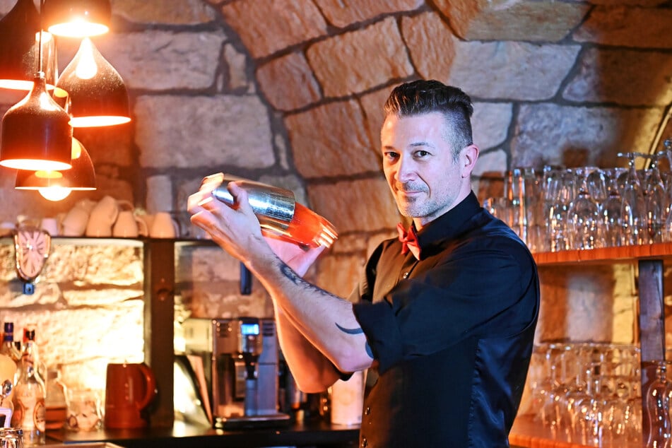Ganz ohne Tricks verzaubert Jens Kießling (49) auch an der Bar mit seinen Cocktails.