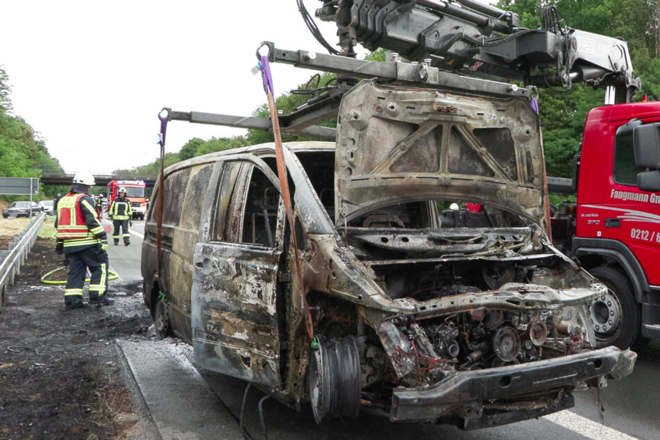 Der Transporter der Marke Mercedes brannte bei dem Vorfall vollständig aus.