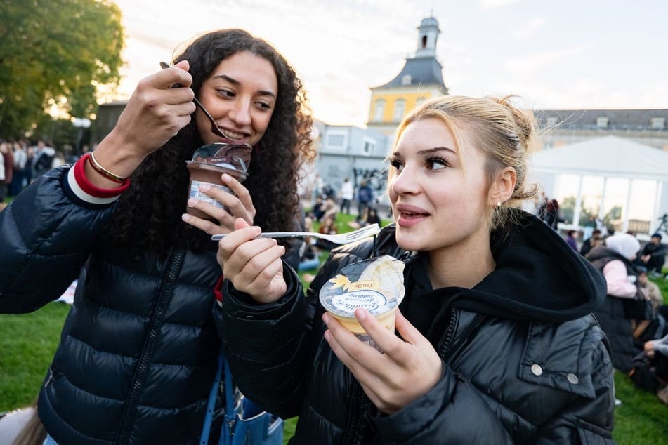Diana von Böselager (l.) und Ella Parey haben nach eigenen Angaben zum Pudding-Essen mit der Gabel auf der Bonner Hofgartenwiese aufgerufen.