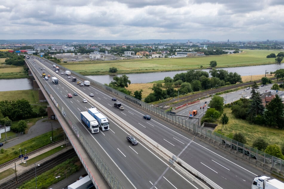 Die Elbbrücke der A 4 im Dresdner Westen ist etwa 43 Meter breit.