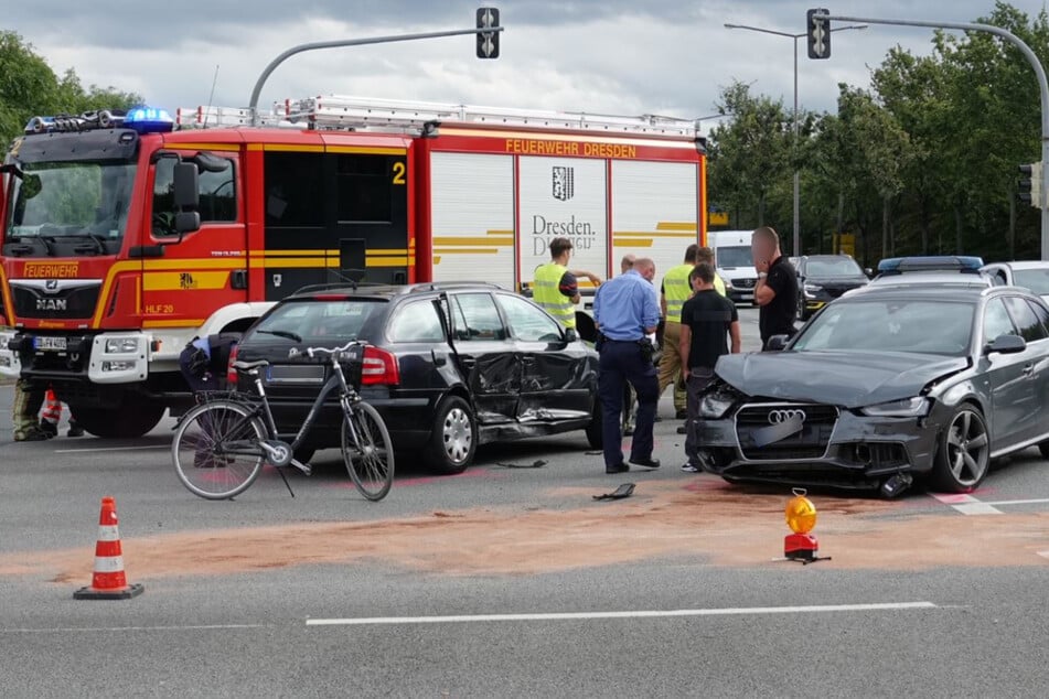 Unfall am Elbepark in Dresden: Skoda und Audi kollidieren, wohl Kind in Klinik
