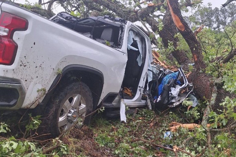 Wie durch ein Wunder entkam Branson (9) dem Unfallwagen, seine Eltern wurden schwer verletzt.