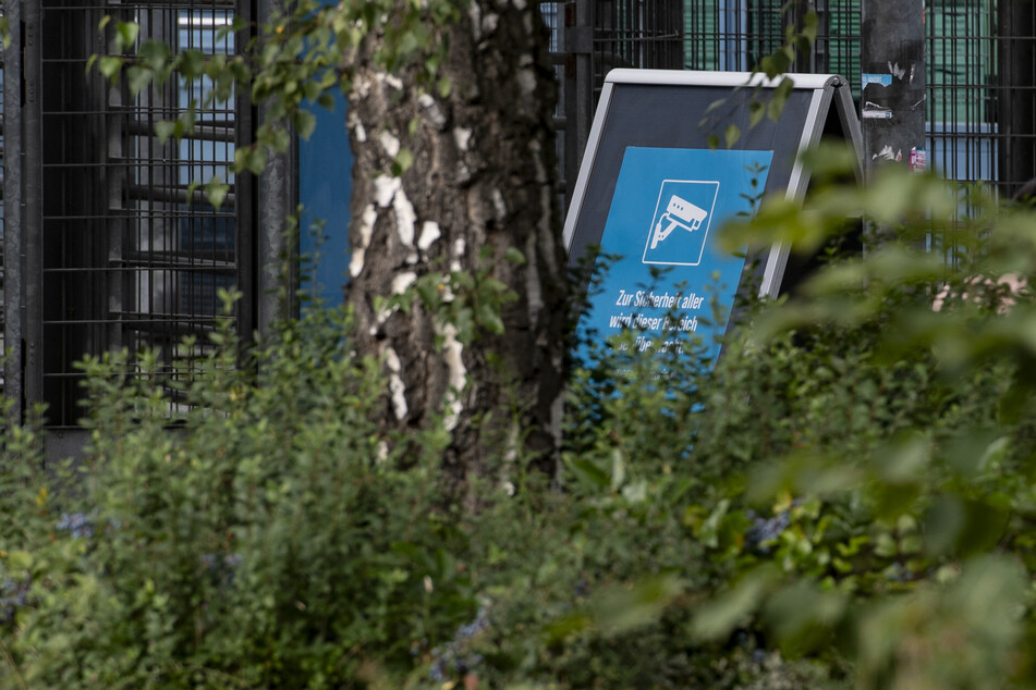 Die Ein- und Ausgänge des Columbiabads in Berlin-Neukölln werden seit Freitag videoüberwacht.