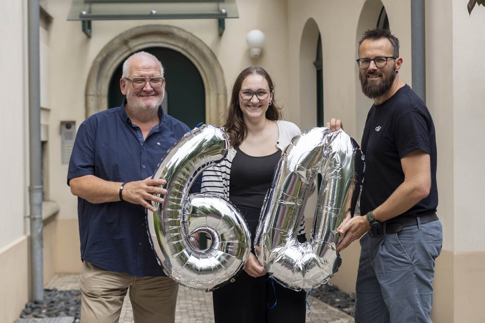Martin Domke (72, l.), Anna König (M.) und Norbert Richter feiern zusammen mit den Mitgliedern den 60. Geburtstag des Gehörlosenzentrums.