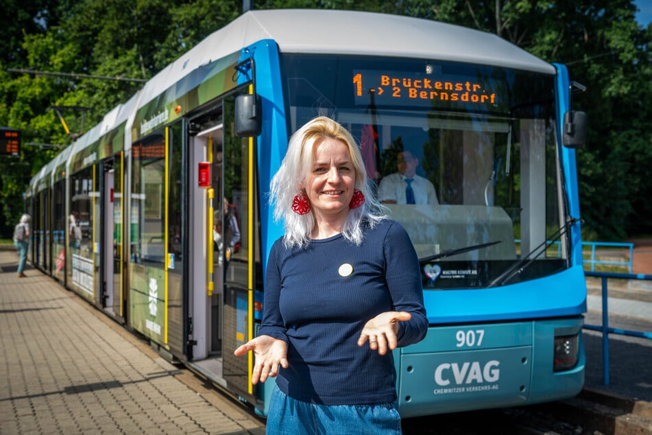 Projektleiterin Kristina Krömer (43) steht an der Endhaltestelle der Linie 1 in Schönau.