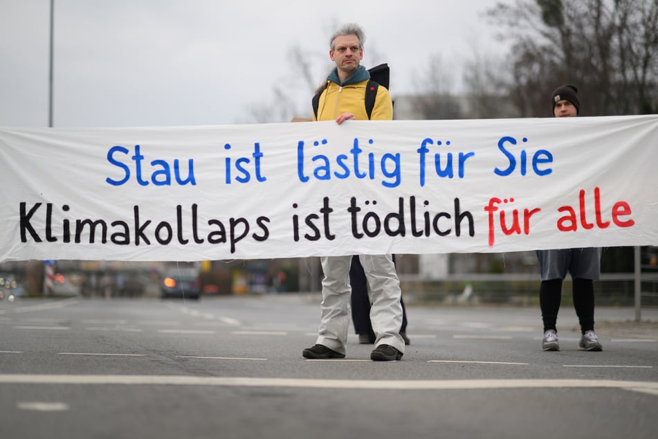 Umweltaktivist Christian Bläul bei einer Straßenblockade in Dresden im März 2024. (Archiv)