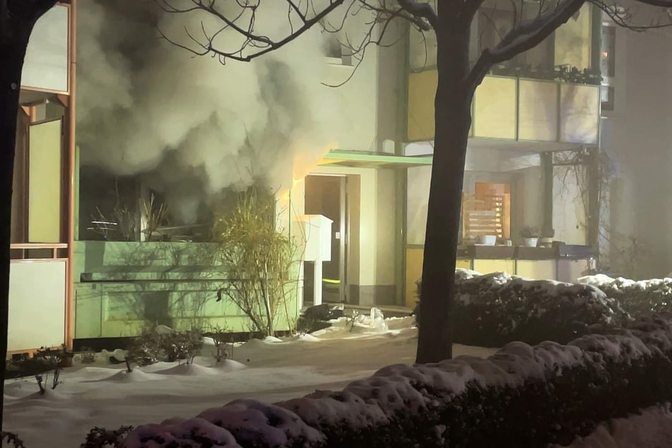 Der Rauch drang deutlich sichtbar aus der Brandwohnung.