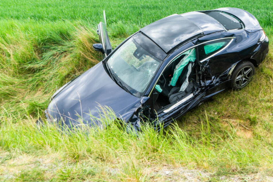 Mercedes gegen BMW: Zwei Verletzte bei schwerem Unfall in Sachsen-Anhalt
