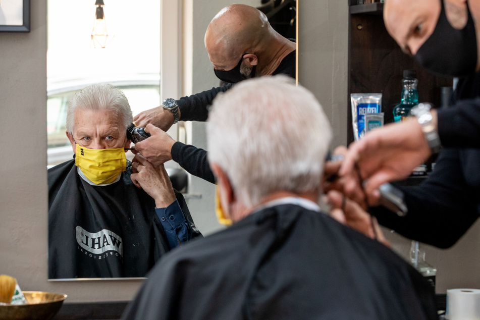 4. Mai: Landesvater Winfried Kretschmann beim Friseurbesuch.