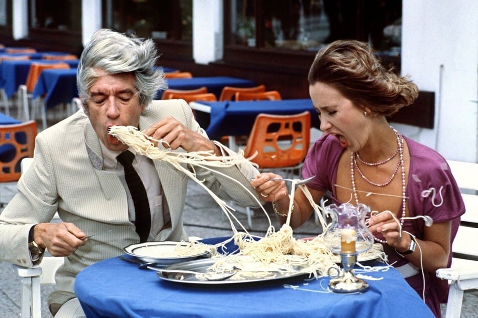 Carrell und Beatrice Richter beim Spaghetti-Essen in einer Szene von "Rudis Tagesshow", aufgenommen im Sommer 1982. (Archivfoto)