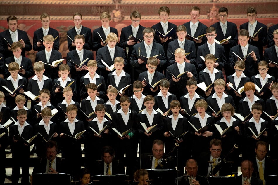 Der Dresdner Kreuzchor singt beim Sonnenstrahl-Benefizkonzert in der Kreuzkirche. (Archivfoto)