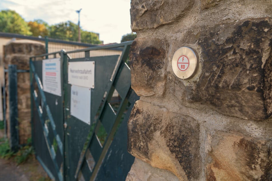 Direkt neben dem Eingangstor ist der Safe mit Schlüssel für Rettungskräfte angebracht.