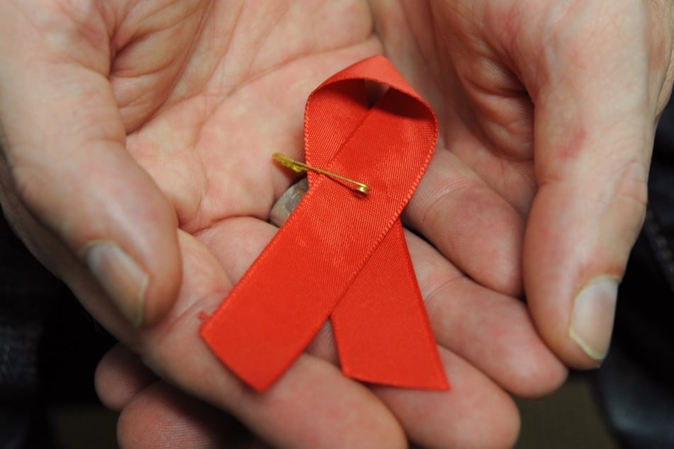 Die rote Schleife steht für Solidarität mit HIV-Positiven und Aids-Kranken. (Symbolbild)