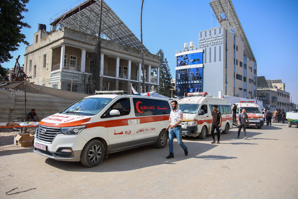 Etliche Menschen, darunter auch Patienten, hatten das Al-Ahli-Krankenhaus zuvor palästinensischen Angaben zufolge verlassen.