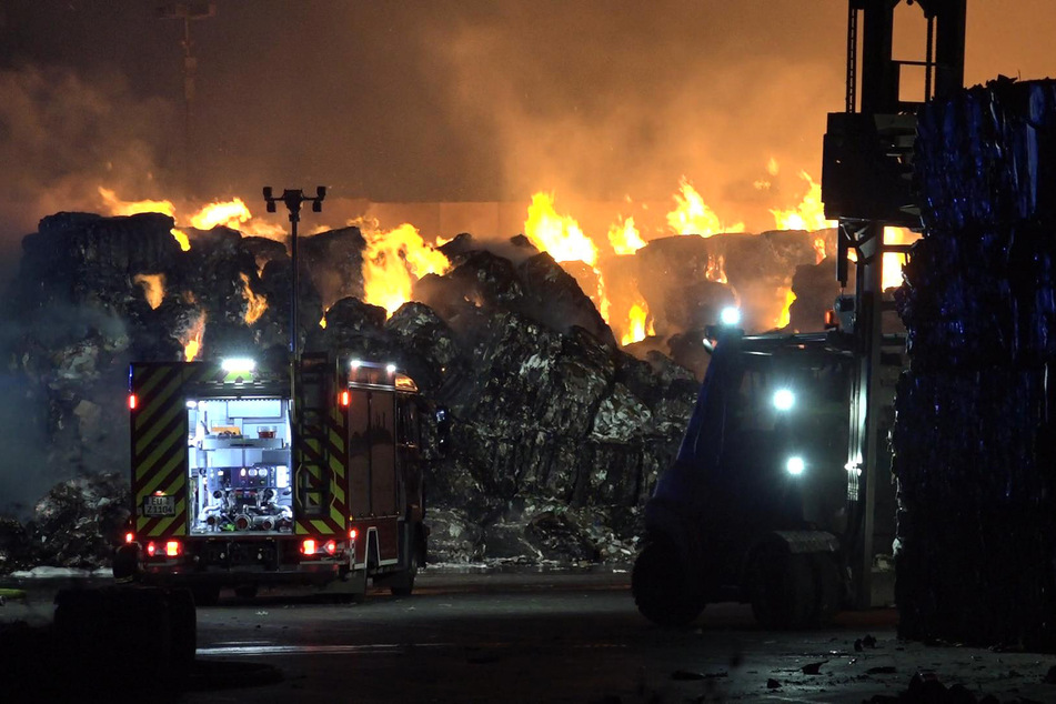 Das Feuer hat sich mit großer Geschwindigkeit auf dem Gelände der Papierfabrik ausgebreitet.
