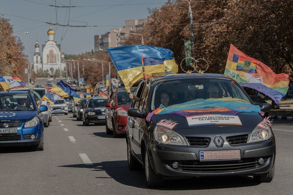 Anhänger der LGBTIQXYZ++-Gemeinschaft fahren in einem Autokorso durch Charkiw. In Russland müssten sie mit Repressionen rechnen.