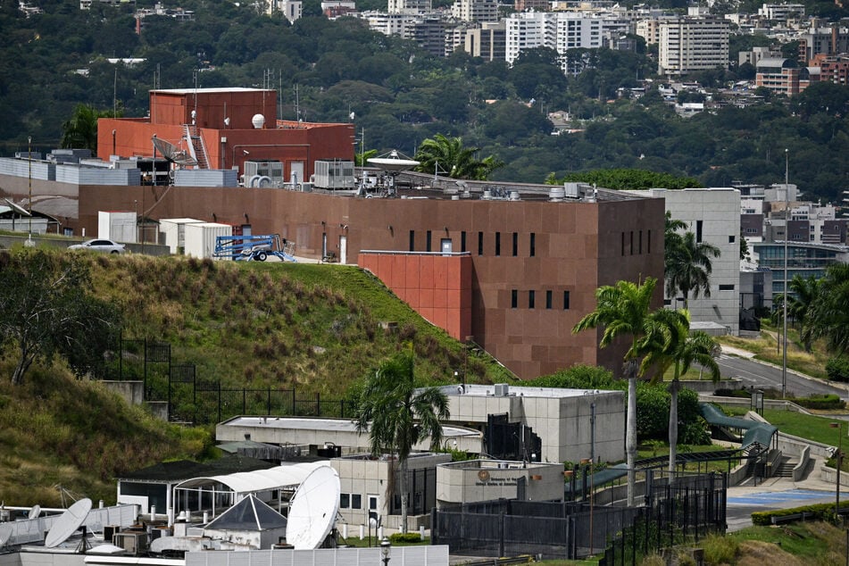 A top Venezuelan official said the US had been warned of a foiled plot to plant explosives at its embassy in Caracas.