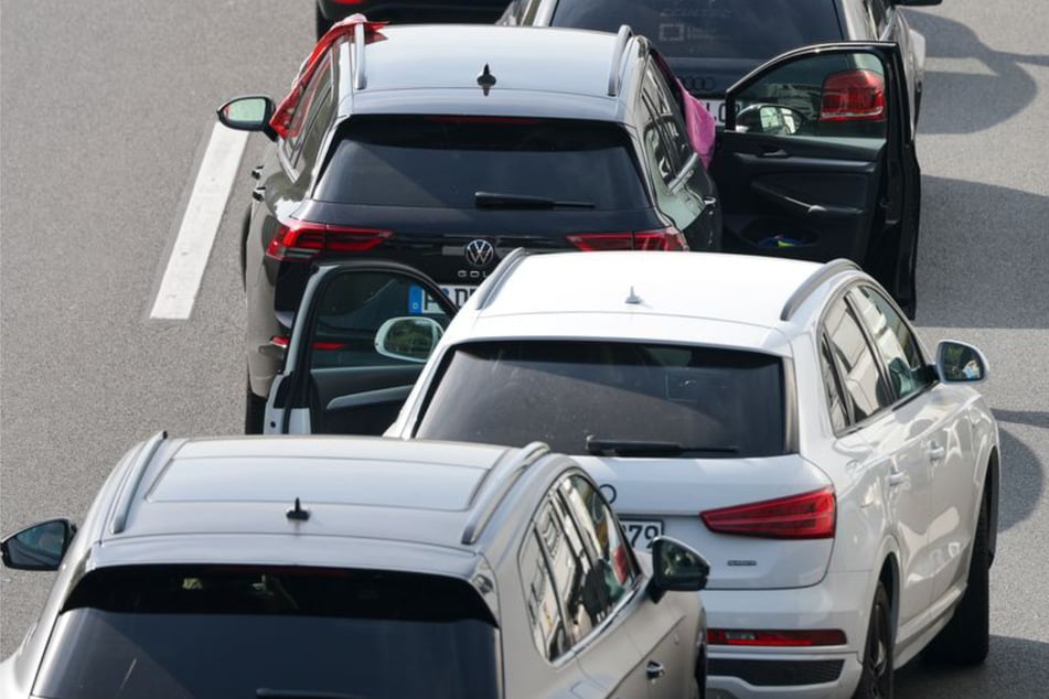 Unfall A5: Genervt vom Verkehr: Autofahrerin stoppt mitten auf A5 und fängt an zu tanzen