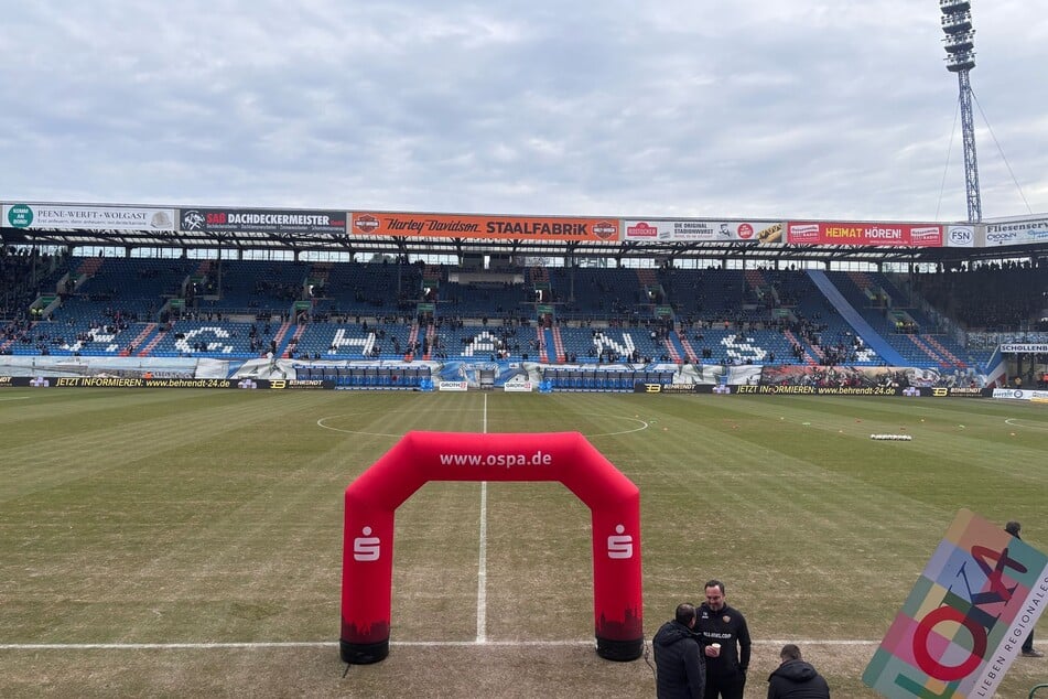 Eher Sand- statt Rasenplatz: Der Untergrund im Ostseestadion könnte den Kickern Probleme bereiten.