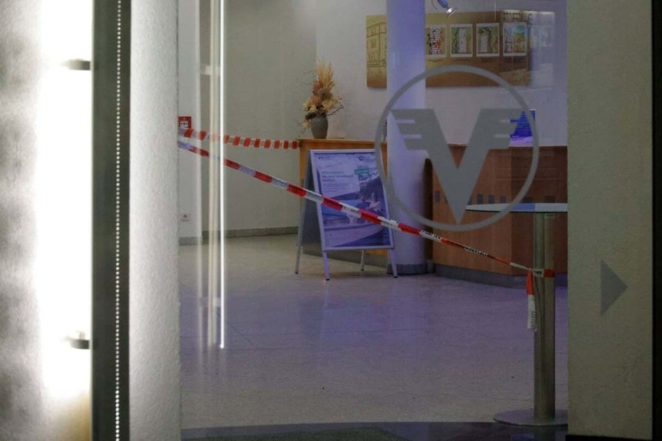 Die Polizei sperrte die Filiale ab.