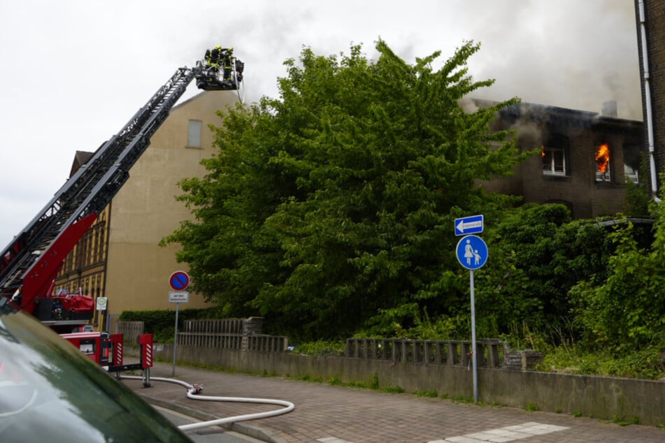 Löscharbeiten dauerten mehrere Stunden: Hausbrand sorgt für großen Feuerwehreinsatz