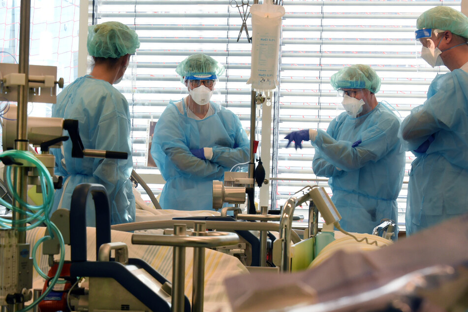 In sächsischen Krankenhäusern dreht sich alles um Corona – dadurch spitzt sich die wirtschaftliche Lage immer weiter zu. (Symbolbild)