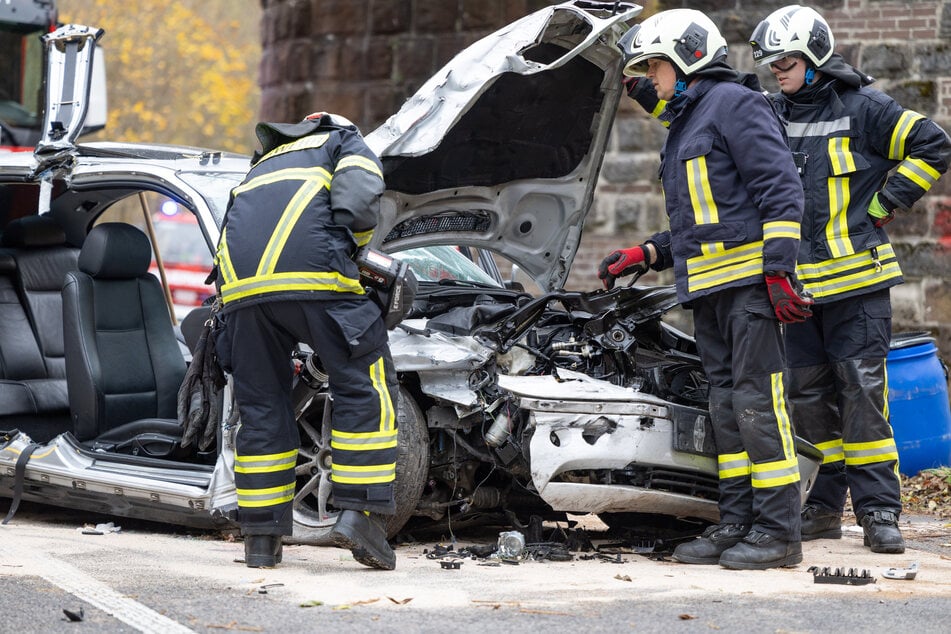 Fahranfänger kracht mit BMW gegen Brücke: Feuerwehr befreit Beifahrer