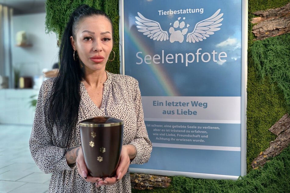 Bestatterin Sandra Heßler (39) mit einer Tierurne im Büro ihrer Tierbestattung Seelenpfote.