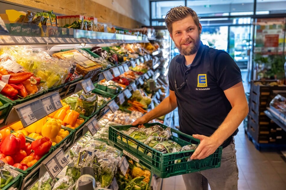 Mitarbeiter Herr Schwietzke (28) am Gemüseregal.