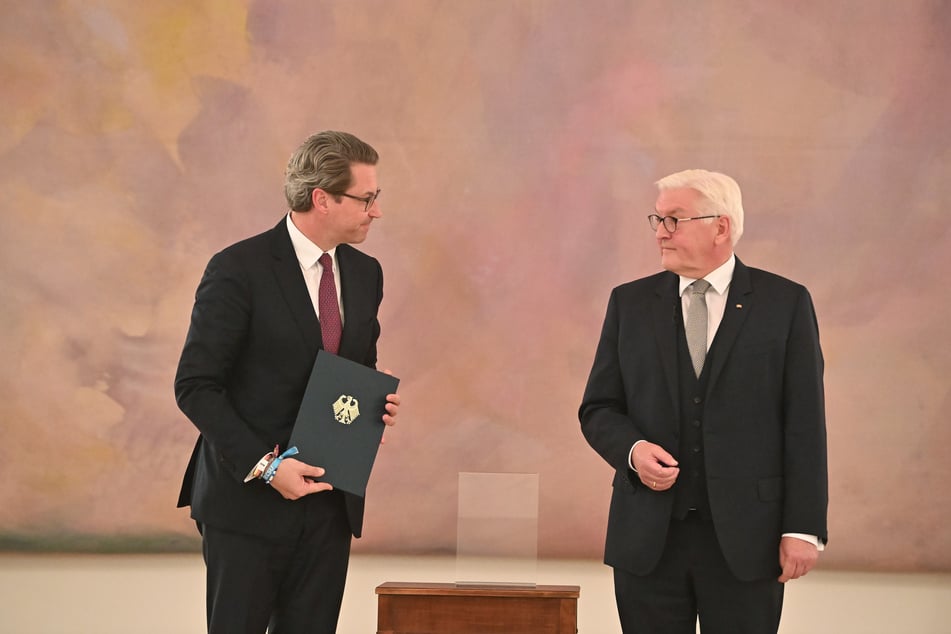 Bundespräsident Frank-Walter Steinmeier (65, r.) händigte Verkehrsminister Andreas Scheuer (47, CSU) die Entlassungsurkunde aus.