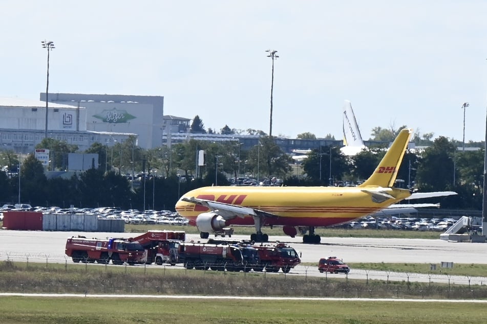 Bei der Ankunft in Schkeuditz wartete bereits die Flughafenfeuerwehr auf den Flieger.