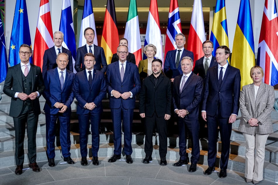Alexander Stubb (vorne l-r), Präsident von Finnland, Donald Tusk, Ministerpräsident von Polen, Frankreichs Präsident Emmanuel Macron, Bundeskanzler Friedrich Merz (CDU), Wolodymyr Selenskyj, Präsident der Ukraine, Steve Witkoff, Sondergesandter der Vereinigten Staaten, Jared Kushner, Unternehmer und Ehemaliger Chefberater des Präsidenten der Vereinigten Staaten, und Giorgia Meloni, Ministerpräsidentin von Italien, sowie Gahr Støre (hinten l-r), Ministerpräsident von Norwegen, Mark Rutte, Generalsekretär der Nato, Mette Frederiksen, Ministerpräsidentin von Dänemark, Ursula von der Leyen, Präsidentin der Europäischen Kommission, Dick Schoof, Ministerpräsident der Niederlande, und Ulf Kristersson, Ministerpräsident von Schweden, stehen zu Beginn des Ukraine-Gipfels im Bundeskanzleramt für ein Gruppenfoto zusammen.