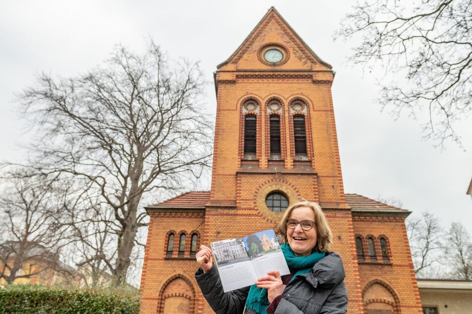 Darja Müßiggang (60) spazierte mit vielen anderen durch Gruna. Hier an der Thomaskirche.