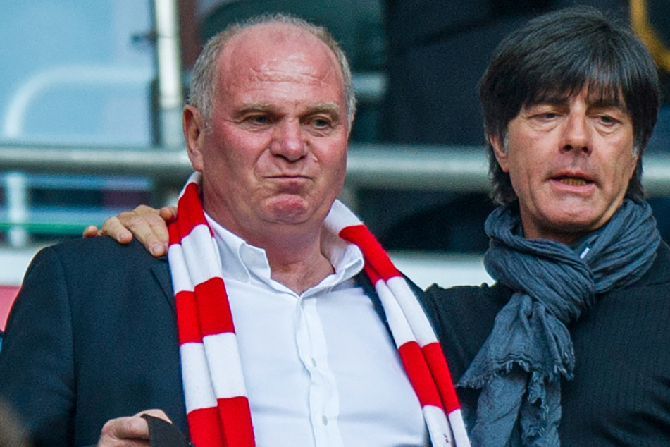 Uli Hoeneß (69, l.) übt nach dem EM-Aus Kritik an der Taktik von Bundestrainer Joachim Löw (61).