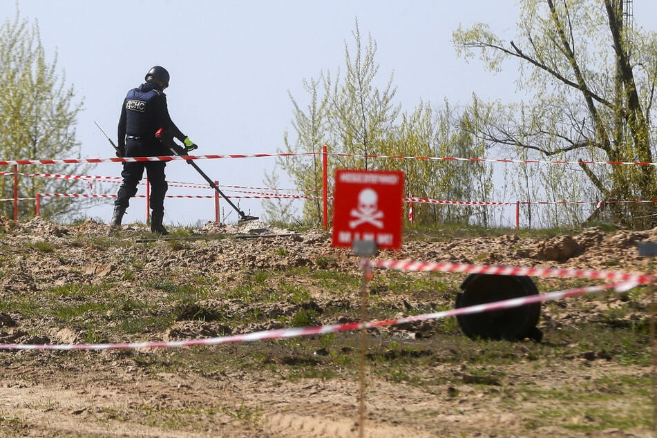 Ein ukrainischer Minenräumer sucht nach nicht explodiertem Material nach Kämpfen mit russischen Truppen auf dem Flugplatz Hostomel in der Region Kiew.