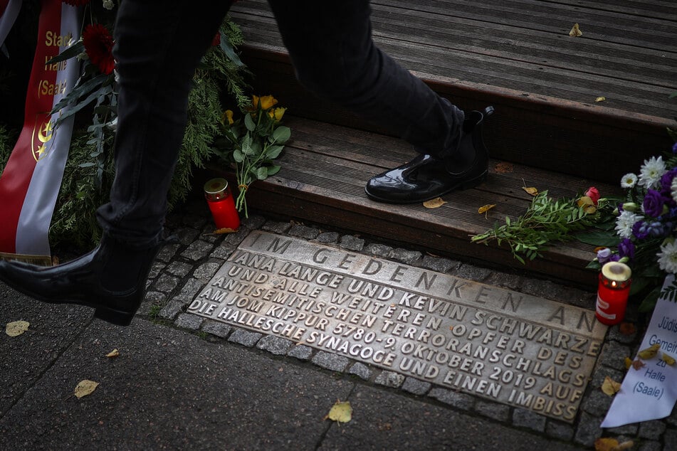 Eine Gedenktafel vor dem Tekiez erinnert an Kevin S. (†20) und Jana L. (†40).