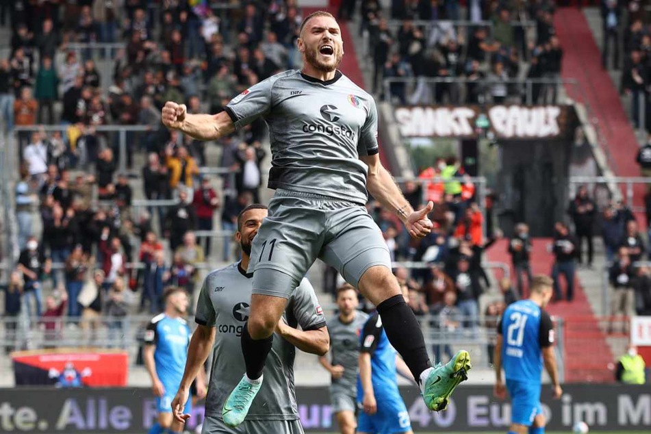 St. Paulis Angreifer Maximilian Dittgen (26) jubelt über seinen Treffer zum 2:0.