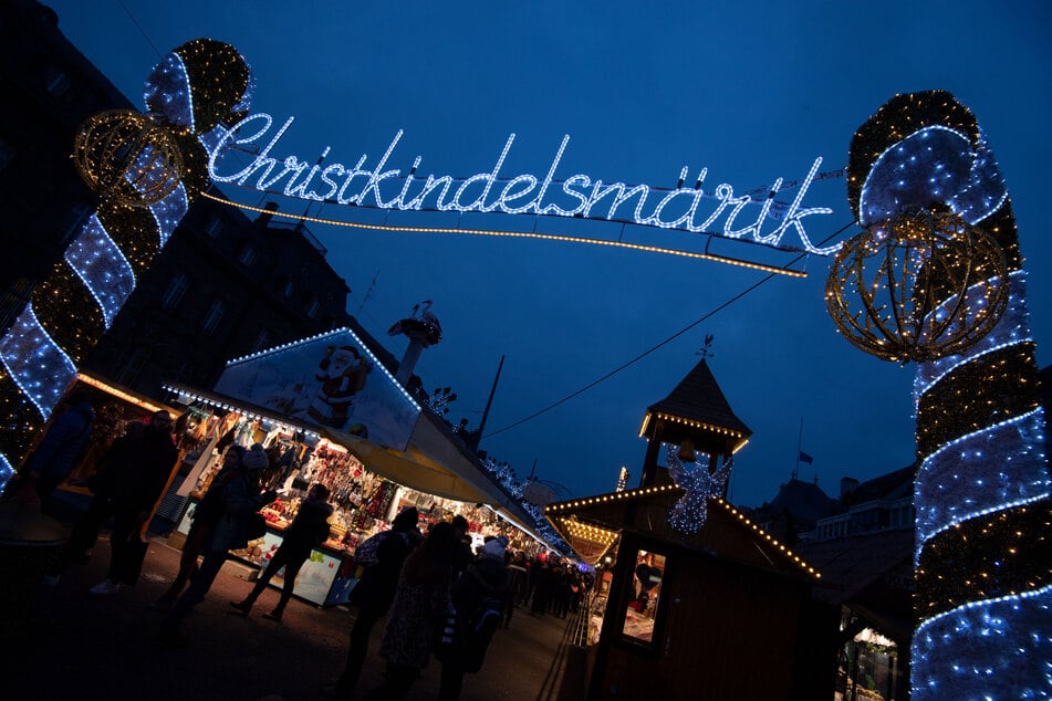 Das Wort "Christkindelsmärik" prangt in großen beleuchteten Buchstaben an einem Zugang zum Weihnachtsmarkt.