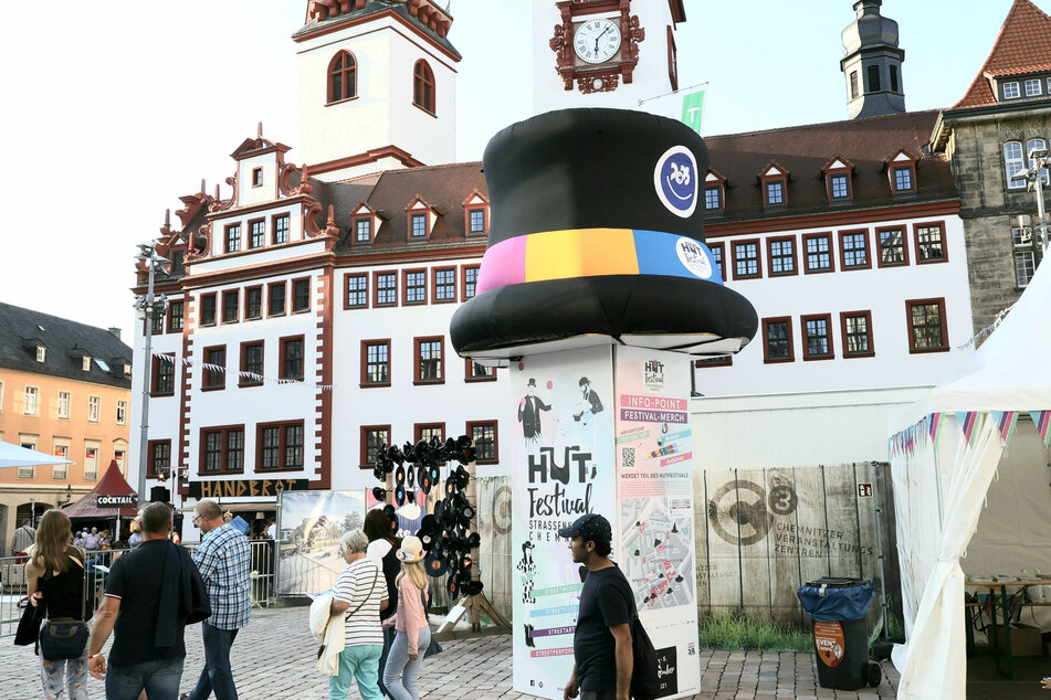 Chemnitz trägt nun Hut: Am Freitag startete das Hutfestival in der Innenstadt.