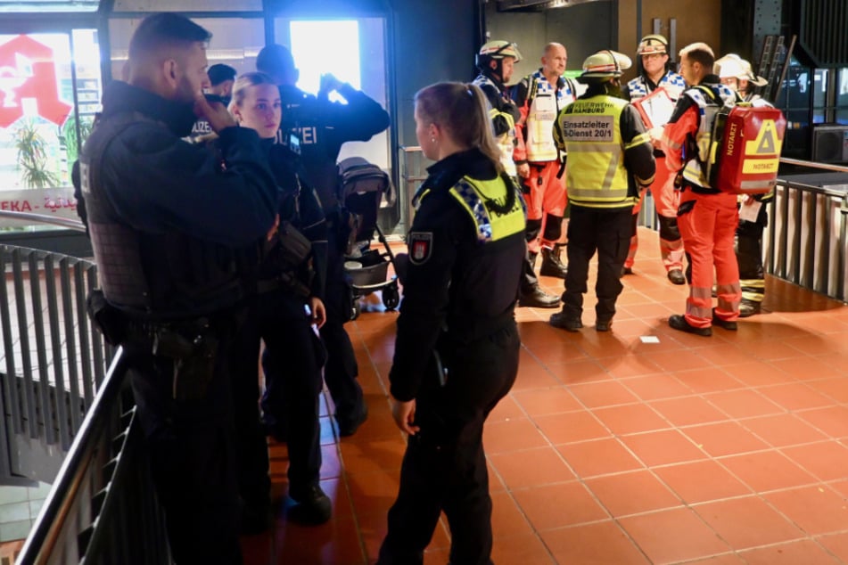 Am Hamburger Hauptbahnhof wurden am Sonntagabend sechs Personen durch Pfefferspray verletzt. Polizei und Rettungsdienst waren im Großeinsatz.