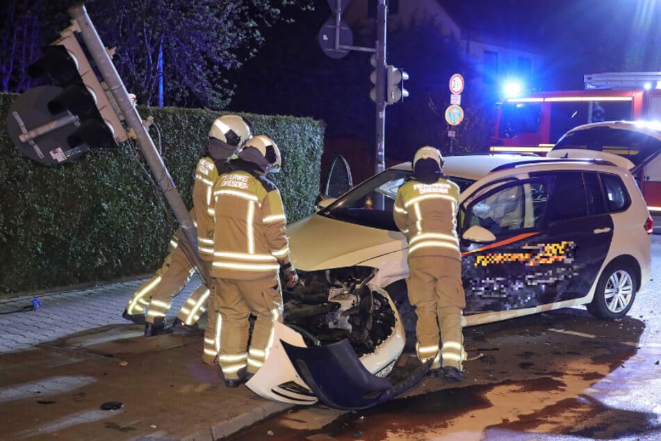 Ampelmast gefällt: Volvo missachtet Vorfahrt und rast in Taxi