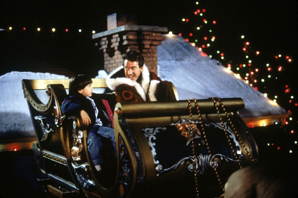 Scott Calvin (gespielt von Tim Allen, 70) wird über Nacht zum Santa Clause. Ganz zur Freude seines Sohnes Charlie (Eric Lloyd, 37).