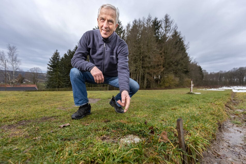 Auch ein Zeichen der Trennung: Die himmelblaue Legende Christoph Franke (76) zeigt auf einen Grenzstein am Rande seines Grundstücks.