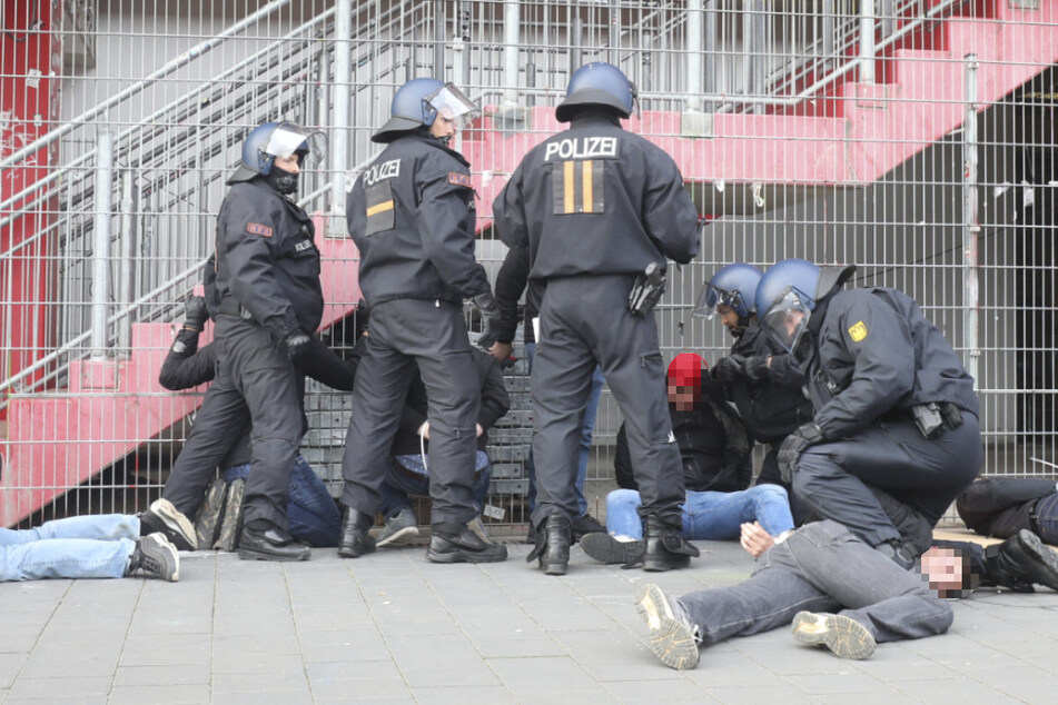 Polizisten brachten auf dem Hamburger Heiligengeistfeld mehrere Fußballfans zu Boden.