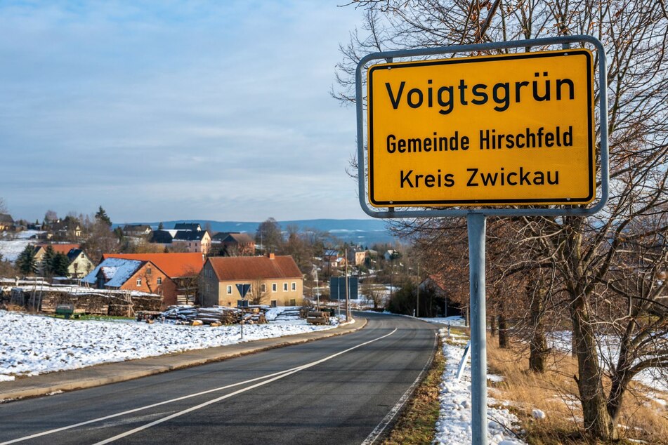Im Hirschfelder Ortsteil Voigtsgrün stellten die Beamten Drogen, einen gefälschten Impfpass und einen Nazi-Schwibbogen sicher.