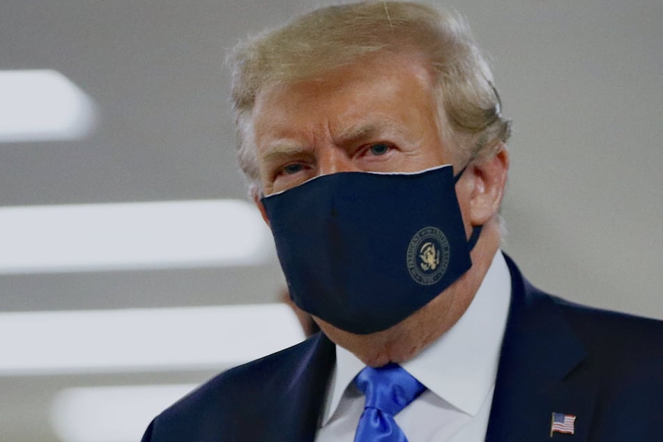Donald Trump, Präsident der USA, trägt einen Stoff-Mundschutz, auf dem das Präsidenten-Siegel abgebildet ist, bei seinem Besuch im Walter Reed National Military Medical Center in Bethesda.
